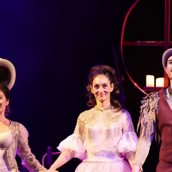 Exclusif - Malaurie Duffaud, Amala Landré et Tristan Garnier - Première de la pièce "Jonasz au grenier" au Théâtre Actuel La Bruyère à Paris le 8 octobre 2023. Un spectacle musical tendre et fantaisiste autour de l'oeuvre de Michel Jonasz. L'histoire : Un soir de pluie, dans le grenier-atelier d'une costumière, trois mannequins de celluloïd prennent vie comme ils le font sans doute depuis toujours entre les douze coups de minuit et le lever du jour, quand les humains sont endormis. Animés du désir intense de vibrer au diapason de ces émotions humaines dont ils sont chaque jour les témoins muets, ces mannequins à la jeunesse éternelle ont entre leurs mains un trésor découvert récemment et que chaque nuit il leur tarde de redécouvrir comme on rejoue en boucle une pièce de théâtre: le journal intime de l'ancien propriétaire, un homme, un créateur, un musicien. Au rythme de ce journal intime, ils vont chanter l'amour, les rêves, les voyages, l'enfance, le temps qui passe et l'espoir d'une nouvelle vie, avant de retrouver leur docilité d'objet inerte lorsque le jour inondera le grenier de ses premiers rayons... © Coadic Guirec / Bestimage