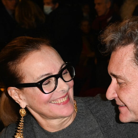 Exclusif - Carole Bouquet et son compagnon Philippe Sereys de Rothschild - People au spectacle "Cabaret" lors de la soirée de réouverture du Lido à Paris le 1er décembre 2022.  © Coadic Guirec/Bestimage 