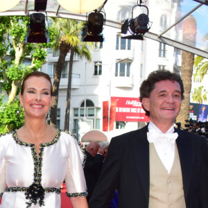 Carole Bouquet et son compagnon Philippe Sereys de Rothschild à la montée des marches de la soirée du 70ème Anniversaire du Festival International du Film de Cannes, le 23 mai 2017. © Giancarlo Gorassini/Bestimage 