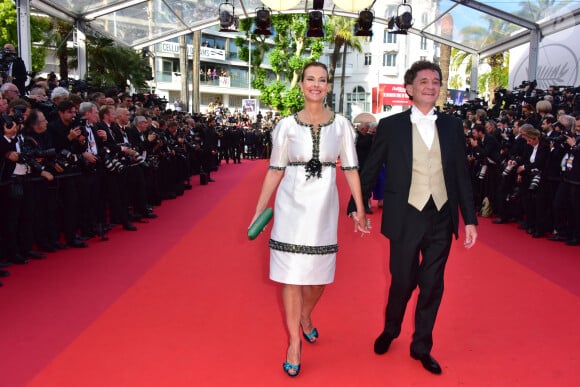 Carole Bouquet et son compagnon Philippe Sereys de Rothschild à la montée des marches de la soirée du 70ème Anniversaire du Festival International du Film de Cannes, le 23 mai 2017. © Giancarlo Gorassini/Bestimage 