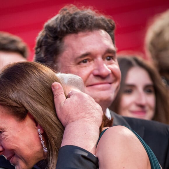 Carole Bouquet, son compagnon Philippe Sereys de Rothschild et Paul Rassam - Carole Bouquet très émue lors de la descente des marches du film "The Little Prince" (Le Petit Prince) lors du 68 ème Festival International du Film de Cannes à Cannes le 22 mai 2015, le film produit par son fils Dimitri Rassam. 