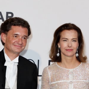 Carole Bouquet et son compagnon Philippe Sereys de Rothschild - Photocall de la soirée "AmfAR's 21st Cinema Against AIDS" à l'Eden Roc au Cap d'Antibes lors du 67ème festival du film de Cannes, le 22 mai 2014. 