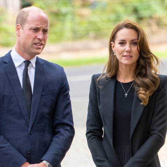 Ils vont assister à un grand moment de sport à l'occassion de la Coupe du monde de rugby 2023.
Le prince William, prince de Galles, et Catherine (Kate) Middleton, princesse de Galles regardent les hommages floraux laissés par les membres du public aux portes de Sandringham House à Norfolk, Royaume Uni, le 15 septembre 2022, après la mort de la reine Elisabeth II. 