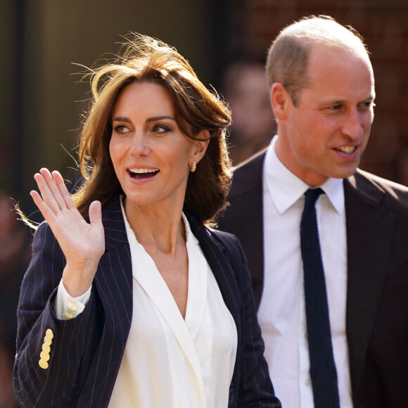 C'et la bonne surprise du week-end !
Le prince William, prince de Galles, et Catherine (Kate) Middleton, princesse de Galles, quittent le pavillon Grange à Cardiff.