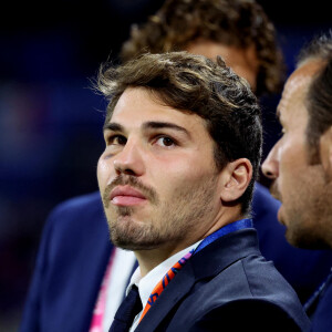 Antoine Dupont jouera avec l'équipe de France contre l'Afrique du Sud, lors du quart de finale de la Coupe du monde de rugby
Antoine Dupont - Femmes de joueurs et joies à l'issue du match de Coupe du monde de rugby entre la France et l'Italie (60-7) à Lyon. © Cyril Moreau-Dominique Jacovides/Bestimage 