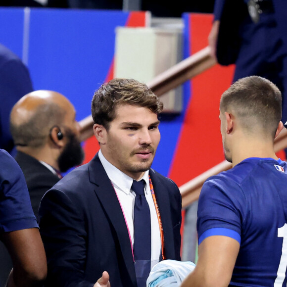 Le joueur a été médicalement autorisé à effectuer son retour sur le terrain en tant que titulaire et capitaine
Antoine Dupont - Femmes de joueurs et joies à l'issue du match de Coupe du monde de rugby entre la France et l'Italie (60-7) à Lyon le 6 octobre 2023. © Cyril Moreau-Dominique Jacovides/Bestimage 