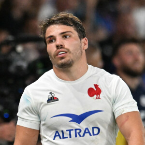 Info - Antoine Dupont souffre d'une fracture mais reste au sein du XV de France - Antoine Dupont (france) - Rugby : France vs Ecosse (30-27) - Match préparatif pour la coupe du monde 2023 à Saint-Étienne le 12 août 2023. © Frédéric Chambert / Panoramic / Bestimage 