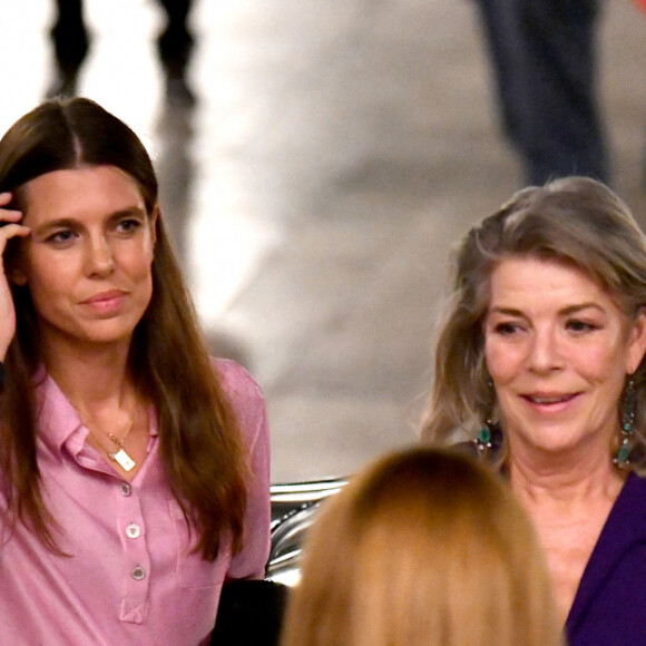 Mère et fille avaient rendez-vous le 10 octobre dernier à l'Opéra Garnier de Monte-Carlo 
La princesse Caroline de Hanovre et sa fille Charlotte Casiraghi sont accueillies par le ministre d'Etat, Pierre Dartout, Jean Charles Curau, le secrétaire général de la Fondation Prince Pierre, et Françoise Gamerdinger, le directeur des Affaires Culturelles de Monaco, durant la cérémonie de proclamation de l'édition 2023 des Prix de la Fondation Prince Pierre à l'opéra Garnier à Monaco, le 10 octobre 2023. Le palmarès 2023 est pour la littérature : le Prix Littéraire à Jean-Noël Pancrazi, pour l'ensemble de son oeuvre, la Bourse de la Découverte à Éric Chacour pour son premier roman "Ce que je sais de toi" et le coup de coeur des lycéens, à Julia Minkowski pour son premier roman "Par-delà l'attente". Pour la musique : le coup de coeur des jeunes mélomanes va à Kristine Tjogersen pour son oeuvre Between trees, et le tremplin musical à Zeno Baldi et pour la philosophie : le Prix de la Principauté, en partenariat avec les Rencontres Philosophiques de Monaco et la Fondation Prince Pierre va à Jacques Rancière, pour l'ensemble de son oeuvre. © Bruno Bebert / Bestimage