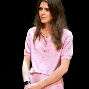 Charlotte Casiraghi, dans un ensemble pantalon fluide rose clair, est venue lui prêter main forte 
Charlotte Casiraghi durant la cérémonie de proclamation de l'édition 2023 des Prix de la Fondation Prince Pierre à l'opéra Garnier à Monaco, le 10 octobre 2023. Le palmarès 2023 est pour la littérature : le Prix Littéraire à Jean-Noël Pancrazi, pour l'ensemble de son oeuvre, la Bourse de la Découverte à Éric Chacour pour son premier roman "Ce que je sais de toi" et le coup de coeur des lycéens, à Julia Minkowski pour son premier roman "Par-delà l'attente". Pour la musique : le coup de coeur des jeunes mélomanes va à Kristine Tjogersen pour son oeuvre Between trees, et le tremplin musical à Zeno Baldi et pour la philosophie : le Prix de la Principauté, en partenariat avec les Rencontres Philosophiques de Monaco et la Fondation Prince Pierre va à Jacques Rancière, pour l'ensemble de son oeuvre. © Bruno Bebert / Bestimage