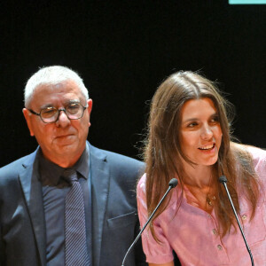 Robert Maggiori et Charlotte Casiraghi durant la cérémonie de proclamation de l'édition 2023 des Prix de la Fondation Prince Pierre à l'opéra Garnier à Monaco, le 10 octobre 2023. Le palmarès 2023 est pour la littérature : le Prix Littéraire à Jean-Noël Pancrazi, pour l'ensemble de son oeuvre, la Bourse de la Découverte à Éric Chacour pour son premier roman "Ce que je sais de toi" et le coup de coeur des lycéens, à Julia Minkowski pour son premier roman "Par-delà l'attente". Pour la musique : le coup de coeur des jeunes mélomanes va à Kristine Tjogersen pour son oeuvre Between trees, et le tremplin musical à Zeno Baldi et pour la philosophie : le Prix de la Principauté, en partenariat avec les Rencontres Philosophiques de Monaco et la Fondation Prince Pierre va à Jacques Rancière, pour l'ensemble de son oeuvre. © Bruno Bebert / Bestimage