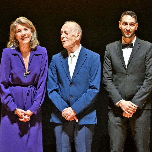 Pour remettre le Prix de la Pricipauté à Jean-Noël Pancrazi pour l'ensemble de son oeuvre
La princesse Caroline de Hanovre, Jean-Noël Pancrazi et Éric Chacour durant la cérémonie de proclamation de l'édition 2023 des Prix de la Fondation Prince Pierre à l'opéra Garnier à Monaco, le 10 octobre 2023. Le palmarès 2023 est pour la littérature : le Prix Littéraire à Jean-Noël Pancrazi, pour l'ensemble de son oeuvre, la Bourse de la Découverte à Éric Chacour pour son premier roman "Ce que je sais de toi" et le coup de coeur des lycéens, à Julia Minkowski pour son premier roman "Par-delà l'attente". Pour la musique : le coup de coeur des jeunes mélomanes va à Kristine Tjogersen pour son oeuvre Between trees, et le tremplin musical à Zeno Baldi et pour la philosophie : le Prix de la Principauté, en partenariat avec les Rencontres Philosophiques de Monaco et la Fondation Prince Pierre va à Jacques Rancière, pour l'ensemble de son oeuvre. © Bruno Bebert / Bestimage