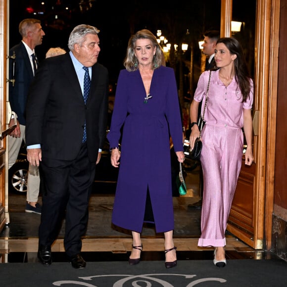 Pierre Dartout, le ministre d'Etat de la Principauté, la princesse Caroline de Hanovre et sa fille Charlotte Casiraghi durant la cérémonie de proclamation de l'édition 2023 des Prix de la Fondation Prince Pierre à l'opéra Garnier à Monaco, le 10 octobre 2023. Le palmarès 2023 est pour la littérature : le Prix Littéraire à Jean-Noël Pancrazi, pour l'ensemble de son oeuvre, la Bourse de la Découverte à Éric Chacour pour son premier roman "Ce que je sais de toi" et le coup de coeur des lycéens, à Julia Minkowski pour son premier roman "Par-delà l'attente". Pour la musique : le coup de coeur des jeunes mélomanes va à Kristine Tjogersen pour son oeuvre Between trees, et le tremplin musical à Zeno Baldi et pour la philosophie : le Prix de la Principauté, en partenariat avec les Rencontres Philosophiques de Monaco et la Fondation Prince Pierre va à Jacques Rancière, pour l'ensemble de son oeuvre. © Bruno Bebert / Bestimage