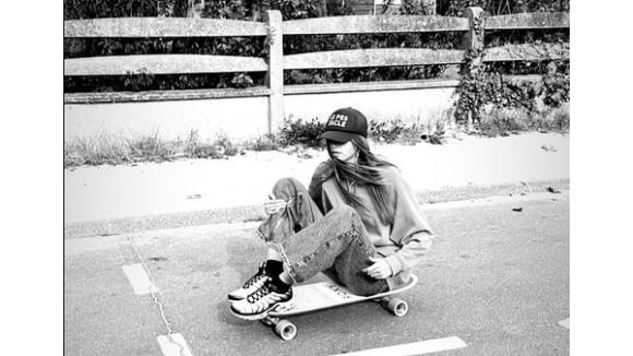 PHOTO Laure Manaudou : Jean, skate et casquette, sa fille Manon s'affiche avec un look très stylé