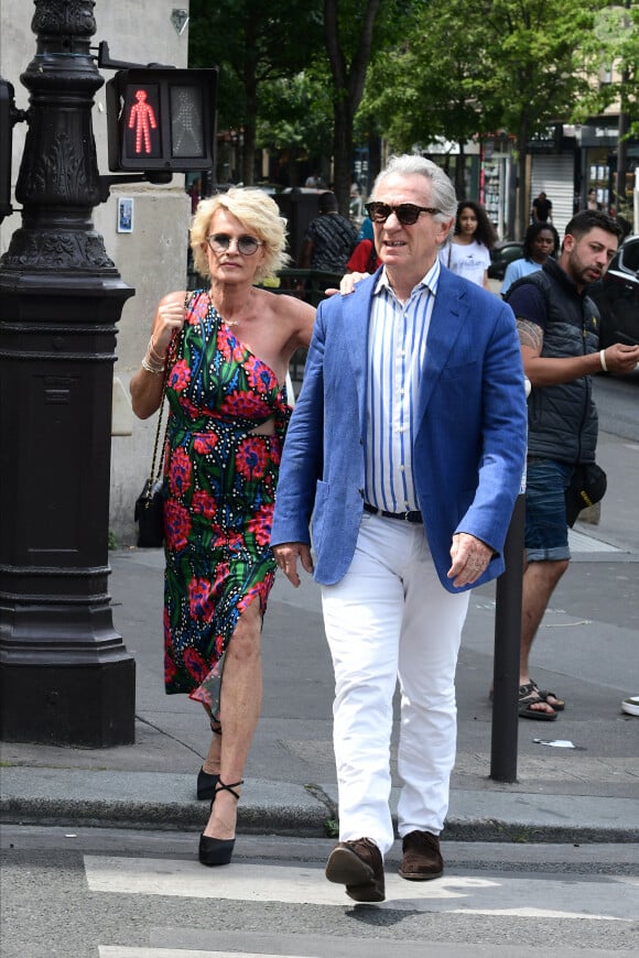 Sophie Davant et son compagnon William Leymergie - Mariage de Claude Lelouch à la mairie du 18ème à Paris. Le 17 juin 2023