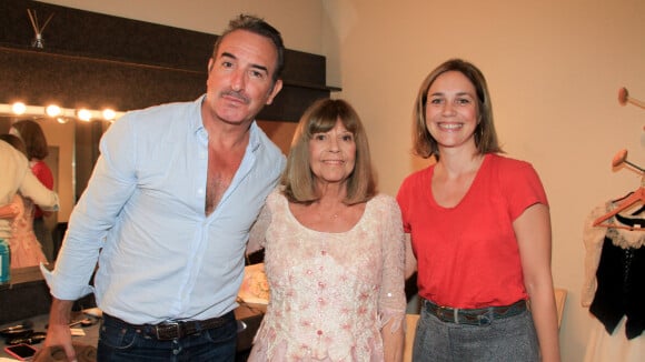 Jean Dujardin chemise ouverte et in love de Nathalie : le couple assiste à un baise main très remarqué !