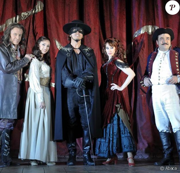 Zorro Fait Le Show Pour Pas Un Rond Purepeople Zorro Fait Le Show Pour Pas Un Rond Purepeople