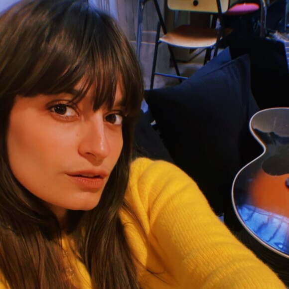 Clara Luciani est réapparue sur Instagram et a annoncé s'être remise au travail
Clara Luciani a publié une photo après son accouchement sur Instagram le 17 octobre 2023.