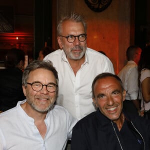 Guillaume de Tonquédec, Philippe Torreton, Nikos Aliagas - Soirée "L'Art de Vivre Paris" au Deux Magots à Paris le 26 juin 2023.  © Marc Ausset-Lacroix/Bestimage