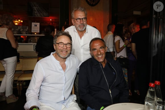 Guillaume de Tonquédec, Philippe Torreton, Nikos Aliagas - Soirée "L'Art de Vivre Paris" au Deux Magots à Paris le 26 juin 2023.  © Marc Ausset-Lacroix/Bestimage