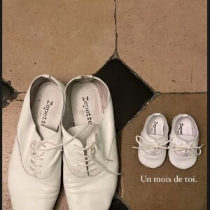 L'artiste a effectivement partagé une photo sur laquelle on aperçoit ses chaussures Repetto à elle et celles de son fils à côté, minuscules, adorables, même couleur et même modèle.
Clara Luciani partage une photo des chaussures de son fils. Le 18 octobre 2023.