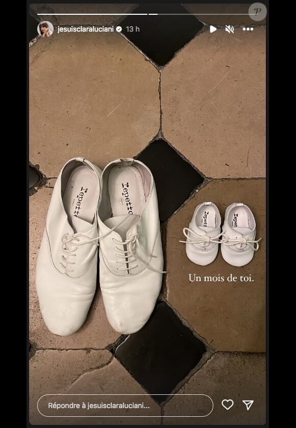 L'artiste a effectivement partagé une photo sur laquelle on aperçoit ses chaussures Repetto à elle et celles de son fils à côté, minuscules, adorables, même couleur et même modèle.
Clara Luciani partage une photo des chaussures de son fils. Le 18 octobre 2023.
