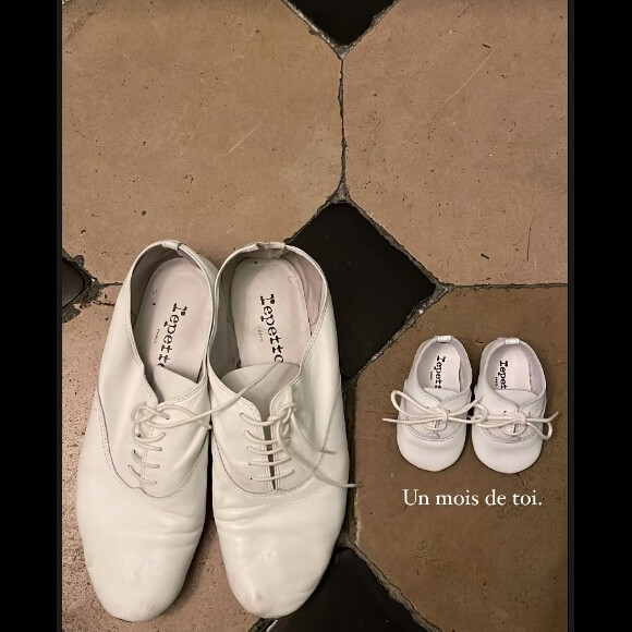 L'artiste a effectivement partagé une photo sur laquelle on aperçoit ses chaussures Repetto à elle et celles de son fils à côté, minuscules, adorables, même couleur et même modèle.
Clara Luciani partage une photo des chaussures de son fils. Le 18 octobre 2023.