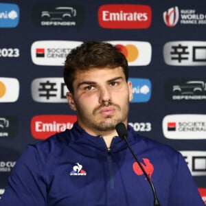 Antoine Dupont, capitaine du XV de France, en conférence d'après-match lors des quarts de finale de la Coupe du monde de rugby.