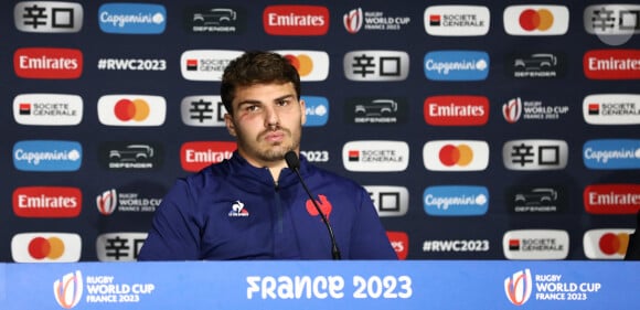 Antoine Dupont, capitaine du XV de France, en conférence d'après-match lors des quarts de finale de la Coupe du monde de rugby.