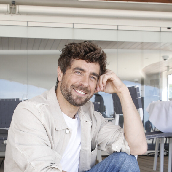 Agustin Galiana (Ici Tout commence) lors du photocall de 'CanneSeries ' Saison 6 au Palais des Festivals de Cannes le 15 Avril 2023. © Denis Guignebourg/Bestimage