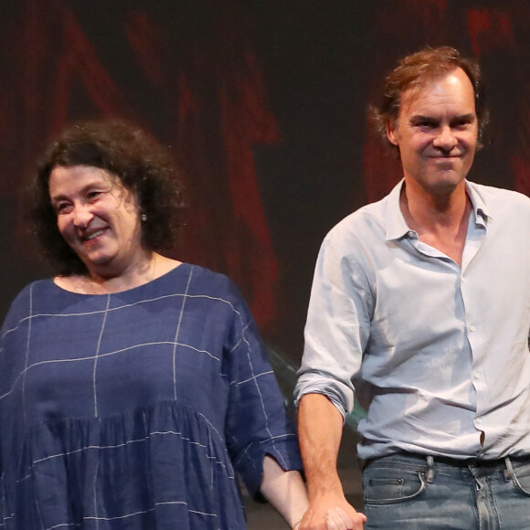 Exclusif - Yvan Attal, Noémie Lvovsky, Sébastien Thiery (Auteur de la pièce) et Paolo Mattei saluent le public - Générale de la Pièce " Vidéo Club " au Théâtre Antoine à Paris. Le 27 Septembre 2023. © Bertrand Rindoff / Bestimage 