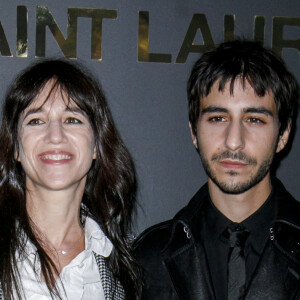 Charlotte Gainsbourg et son fils Ben Attal - Photocall du défilé Saint Laurent collection Printemps-Eté 2022 lors de la fashion week à Paris, le 28 septembre 2021. © Olivier Borde/Bestimage 