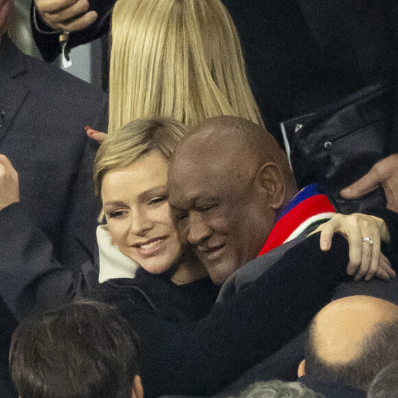 Elle portait également des créoles
La princesse Charlène de Monaco dans les tribunes lors de la demi-finale de la Coupe du Monde de Rugby opposant l'Angleterre à l'Afrique du Sud (15 - 16) au Stade de France à Saint-Denis, France, le 21 octobre 2023. © Cyril Moreau/Bestimage 