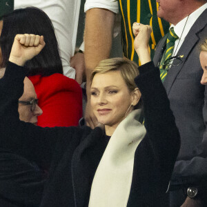 Ainsi qu'un sac à main d'une griffe parisienne
Le prince Albert II de Monaco et la princesse Charlène de Monaco dans les tribunes lors de la demi-finale de la Coupe du Monde de Rugby opposant l'Angleterre à l'Afrique du Sud (15 - 16) au Stade de France à Saint-Denis, France, le 21 octobre 2023. © Cyril Moreau/Bestimage 