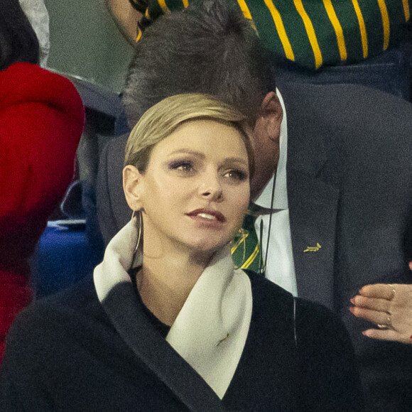 Il s'aqgit d'un sac de la marque L'étrange
La princesse Charlène de Monaco dans les tribunes lors de la demi-finale de la Coupe du Monde de Rugby opposant l'Angleterre à l'Afrique du Sud (15 - 16) au Stade de France à Saint-Denis, France, le 21 octobre 2023. © Cyril Moreau/Bestimage 