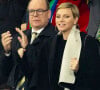 La princesse Gabriella portait sa cape fétiche
Le prince Albert II de Monaco et la princesse Charlène de Monaco dans les tribunes lors de la demi-finale de la Coupe du Monde de Rugby opposant l'Angleterre à l'Afrique du Sud (15 - 16) au Stade de France à Saint-Denis, France