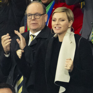 La princesse Gabriella portait sa cape fétiche
Le prince Albert II de Monaco et la princesse Charlène de Monaco dans les tribunes lors de la demi-finale de la Coupe du Monde de Rugby opposant l'Angleterre à l'Afrique du Sud (15 - 16) au Stade de France à Saint-Denis, France