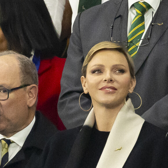 Son sac vaut 4000 euros
Le prince Albert II de Monaco et la princesse Charlène de Monaco dans les tribunes lors de la demi-finale de la Coupe du Monde de Rugby opposant l'Angleterre à l'Afrique du Sud (15 - 16) au Stade de France à Saint-Denis, France, le 21 octobre 2023. © Cyril Moreau/Bestimage 