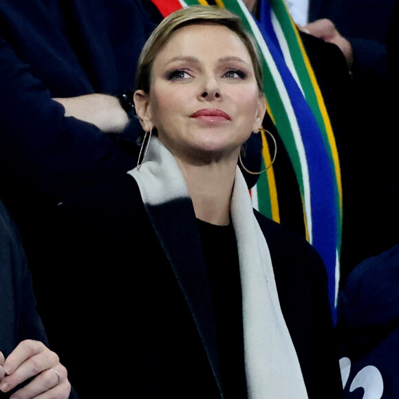 Il s'agit du modèle Cassini 2 d'Akris
Charlène de Monaco dans les tribunes lors de la demi-finale de la Coupe du Monde de Rugby opposant l'Angleterre à l'Afrique du Sud (15 - 16) au Stade de France à Saint-Denis, France, le 21 octobre 2023. © Dominique Jacovides/Bestimage 