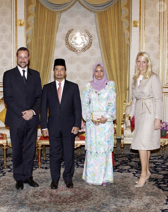 Haakon et Mette-Marit de Norvège sont en visite diplomatique en Malaisie (photo : avec le roi et la reine de Malaisie) du 7 au 10 mars 2010.