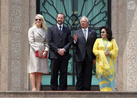Haakon et Mette-Marit de Norvège sont en visite diplomatique en Malaisie (photo : avec le Premier Ministre et son épouse) du 7 au 10 mars 2010.