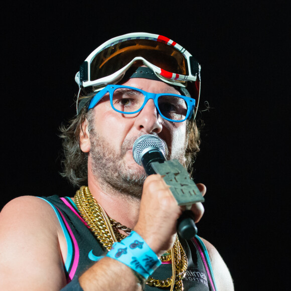 Fan de Fatal Bazooka ? En tout cas, il ne veut pas lui montrer lui-même ce qu'il fait. 
Exclusif - Michaël Youn et son groupe Fatal Bazooka - Jour 3 - Première édition du Festival Pellicu-Live à Thuir, un festival mêlant concerts live, cinéma, masterclass et gastronomie le 28 Août 2021. Au programme, la projection de courts-métrages, des rencontres , un show de cuisine organisé par trois chefs talentueux, mais aussi une scène musicale vivante... © Laurence Coranti / Pellicu-Live via Bestimage