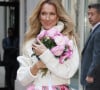 Céline Dion se fait de plus en plus discrète dans les médias,
Celine Dion rayonnante et très souriante dans un ensemble pull écru et jupe bouffante fleurie salue ses fans à la sortie de son hôtel à New York.