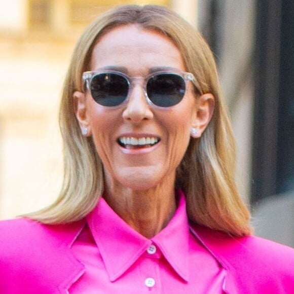 Son état de santé préoccupe donc ses nombreux fans,
Celine Dion a choisi de s'habiller en rose pour la Journée Internationale pour les Droits des Femmes à New York le 7 mars 2020.