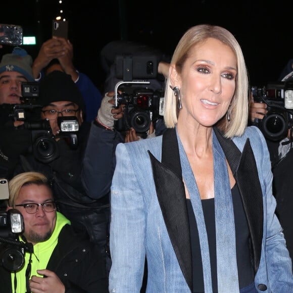 Celine Dion arbore un total look jean veste et cravate à la sortie de son hôtel à New York, le 14 novembre 2019