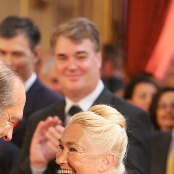 Et malgré ses nombreuses années de travail, et ses nombreuses récompenses, sa réputation avait été entaché. 
Claude Bessy - Nomination comme Grand Officier de l'Ordre National du Mérite par Jacques Chirac