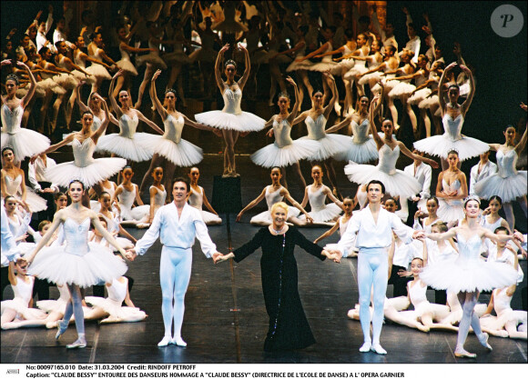Claude Bessy, entourée des danseurs de l'Opéra de Paris - Hommage à Claude Bessy à l'Opéra Garnier. 