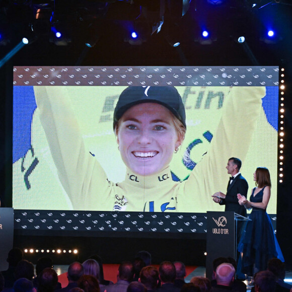 Demi Vollering - Marion Rousse - Claire Bricogne ( journaliste la chaine L Equipe ) - David Millar ( ancien cycliste ecossais ) - Cérémonie du Vélo d’or au Pavillon Gabriel à Paris le 24 octobre 2023. © Federico Pestellini /Panoramic /Bestimage 