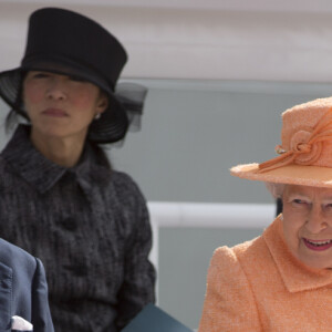 La reine Elisabeth II d'Angleterre et le prince Philip lors du baptême du nouveau paquebot "The Queen" à Southampton, le 10 mars 2012. 