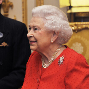 La reine Elisabeth II d'Angleterre, accompagnée du prince Philip, duc d'Edimbourg, admire une copie de la "Magna Carta" ou "La Grande Charte" au palais de Buckingham à Londres, à l'occasion du 800ème anniversaire de cette dernière. Le 23 février 2015 