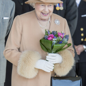 La reine Elisabeth II d'Angleterre lors de l'inauguration la nouvelle caserne de pompiers South Lynn à King's Lynn, le 2 février 2015. 